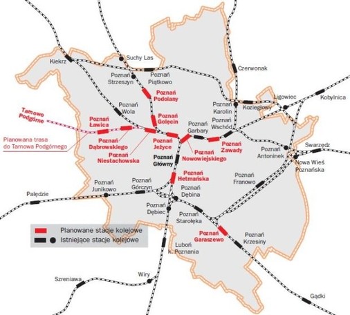 Mapka Poznańskiego Węzła Kolejowego z oznaczonymi istniejącymi liniami kolejowymi, oraz planowanymi stacjami i nową linią.

W centrum stacja Poznań Główny. Z niej na północ wychodzi linia, która następnie rozgałęzia się na zachód i wschód. Na zachód planowany przystanek Poznań Jeżyce, dalej istniejące rozgałęzienie na północ i północny-zachód. Na północnej gałęzi planowane przystanki Poznań Golęcin i Poznań Podolany, a następnie istniejące Poznań Strzeszyn i Suchy Las. Na północno-zachodniej pl…