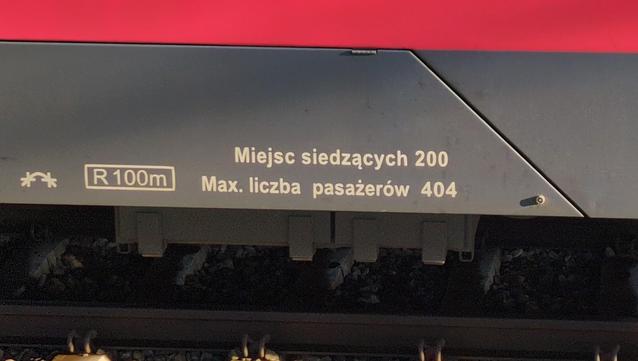 Spód ezeta. Na dole etykiety:

Miejsc siedzących 200
Max. liczba pasażerów 404